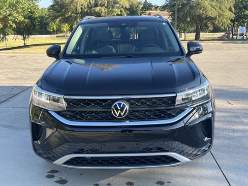 Used 2024 Volkswagen Taos SE w/ Panoramic Sunroof Package FWD image 3
