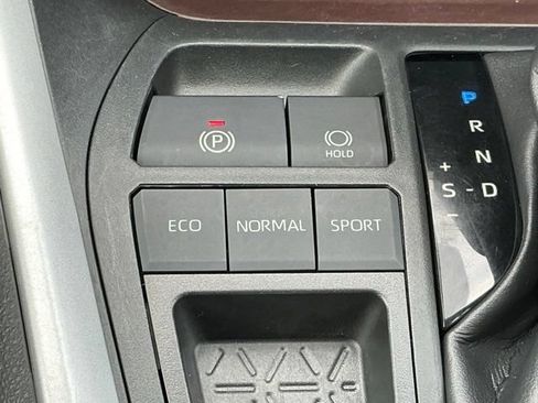 Used 2020 Toyota RAV4 Limited FWD image 31