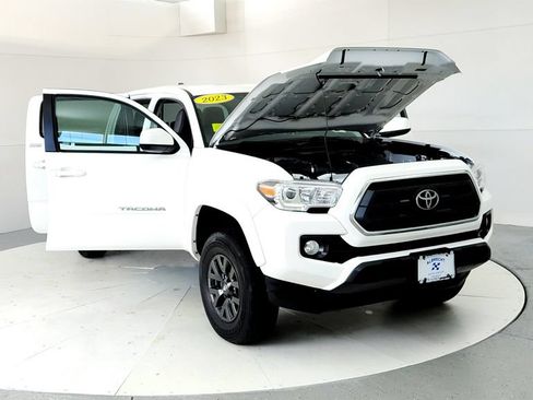 Used 2023 Toyota Tacoma SR5 AWD/4WD image 9
