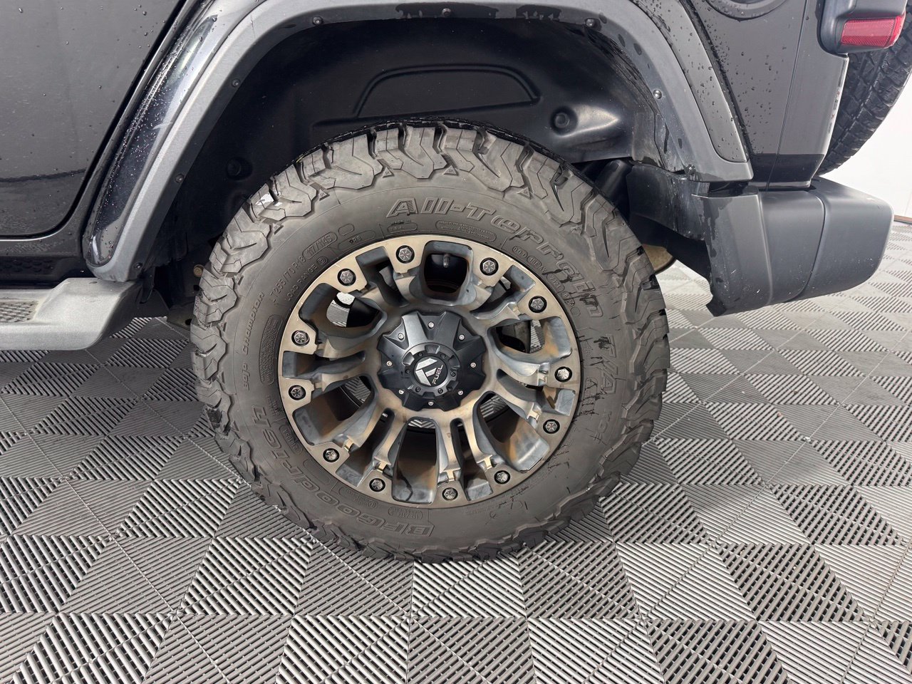 Used 2018 Jeep Wrangler Unlimited Sahara AWD/4WD image 13