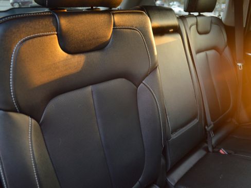 Used 2023 Jeep Grand Cherokee Limited w/ Luxury Tech Group II image 34