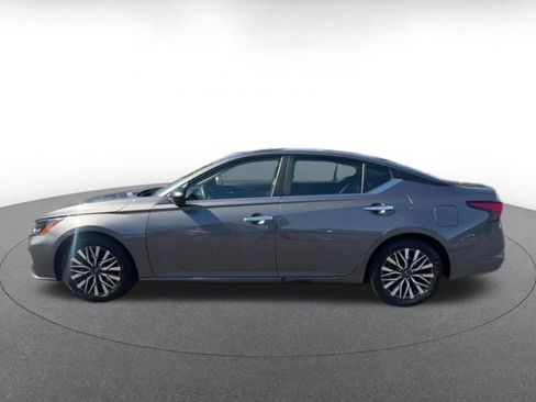 Used 2025 Nissan Altima 2.5 SV FWD image 9