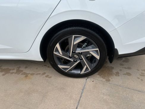 Used 2025 Hyundai Elantra SEL FWD image 9