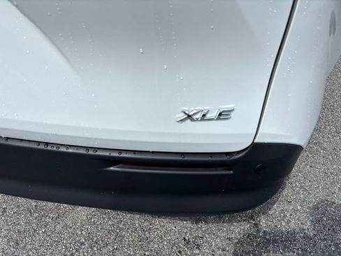 Used 2026 Toyota Sienna XLE FWD image 5