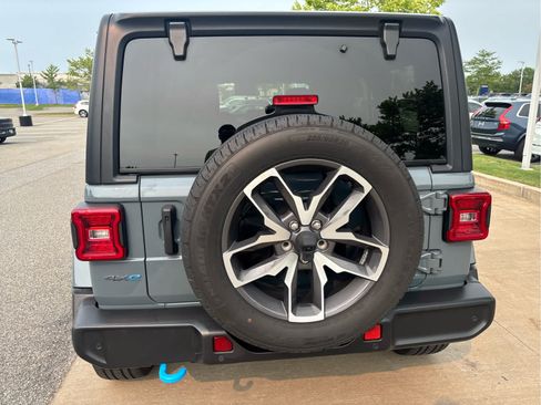 Used 2024 Jeep Wrangler Unlimited w/ Convenience Group AWD/4WD image 8