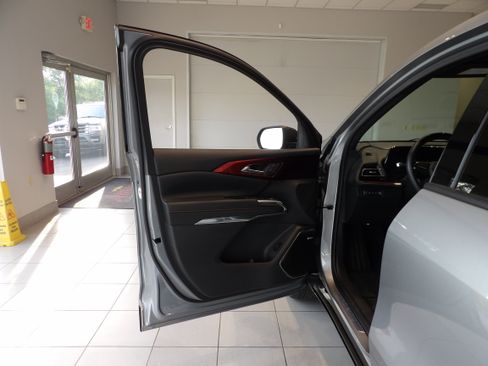 Used 2025 Chevrolet Traverse RS AWD/4WD image 9