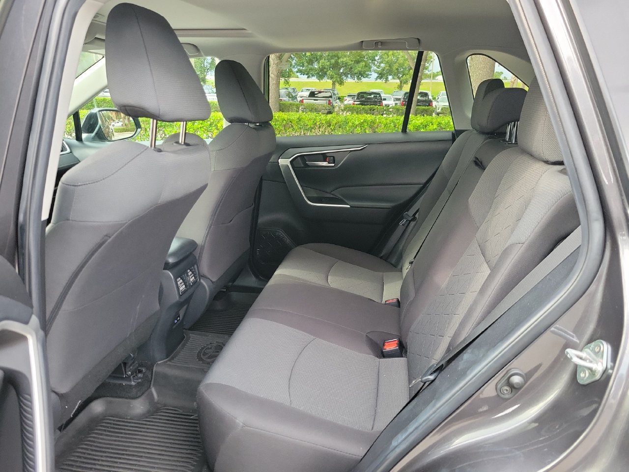 Used 2022 Toyota RAV4 XLE w/ Convenience Package FWD image 11