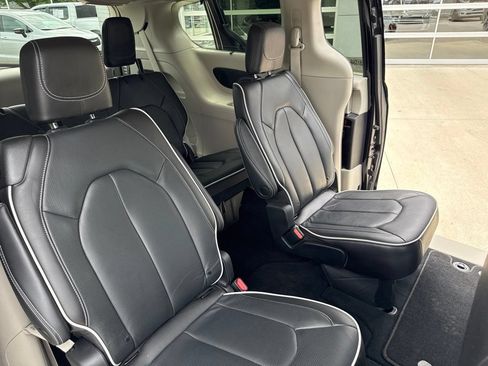 Used 2023 Chrysler Pacifica Limited AWD/4WD image 39