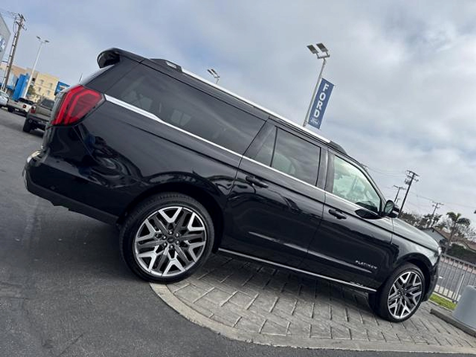 Used 2025 Ford Expedition Max Platinum w/ Platinum Ultimate Package AWD/4WD image 2