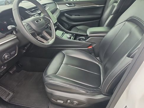Used 2023 Jeep Grand Cherokee Limited AWD/4WD image 4