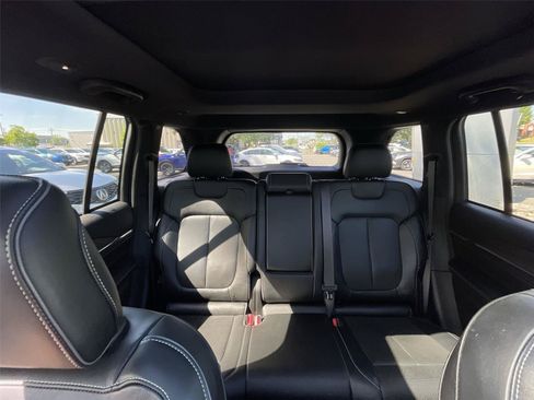 Used 2022 Jeep Grand Cherokee Overland AWD/4WD image 29