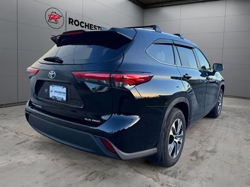 Used 2023 Toyota Highlander XLE AWD/4WD image 40