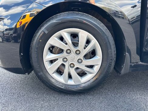 Used 2019 Hyundai Elantra SE w/ Winter Weather Package FWD image 10