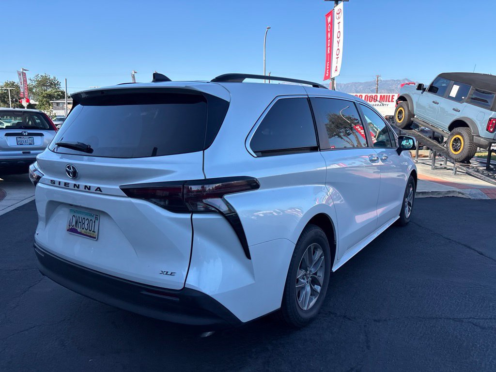 Used 2026 Toyota Sienna XLE FWD image 4