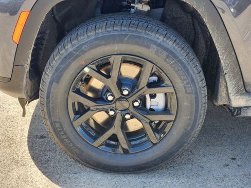 New 2025 Jeep Grand Cherokee L Laredo image 9