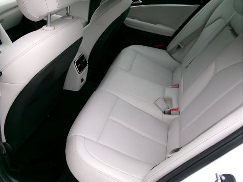 Used 2025 Genesis G70 2.5T RWD image 9