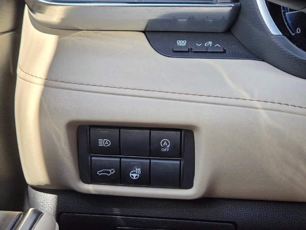 Used 2023 Toyota Highlander Limited FWD image 24