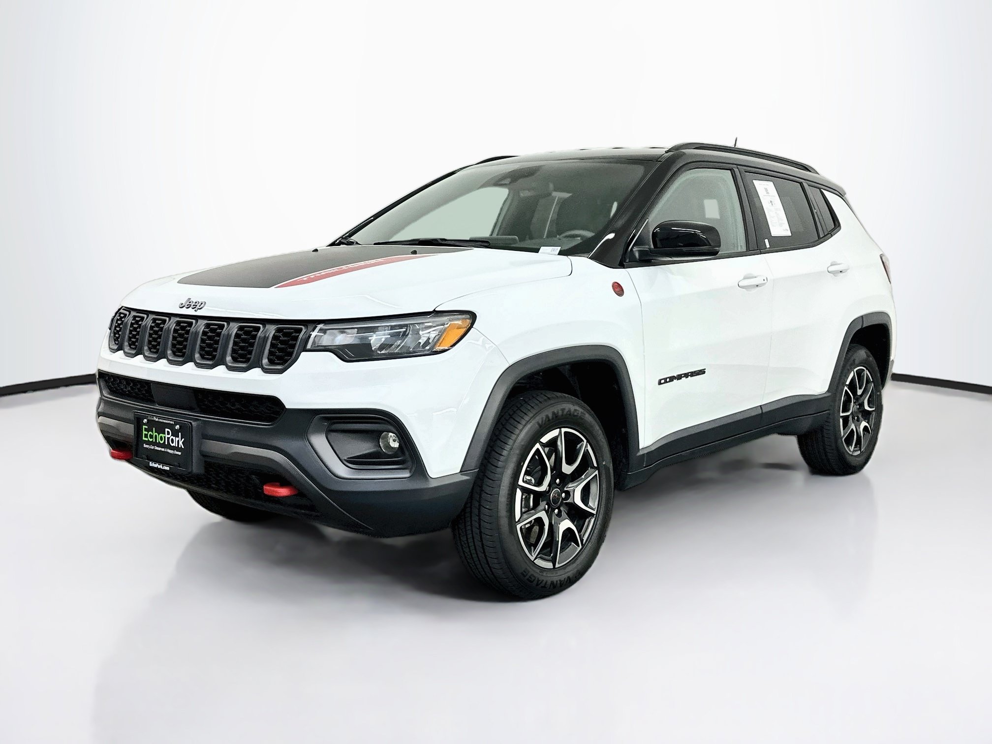 Used 2025 Jeep Compass Trailhawk AWD/4WD image 3