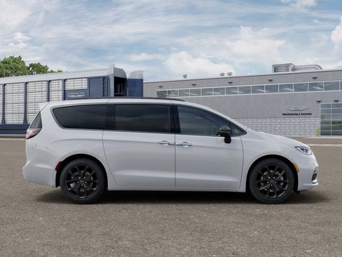 New 2026 Chrysler Pacifica Limited image 12