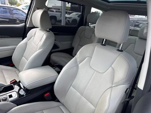 Used 2023 Kia Telluride SX FWD image 4