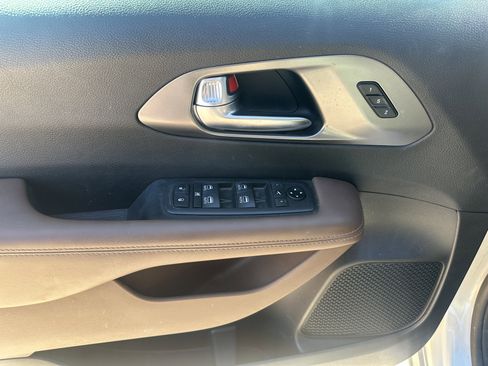 Used 2020 Chrysler Pacifica Limited w/ Advanced Safetytec Group FWD image 11