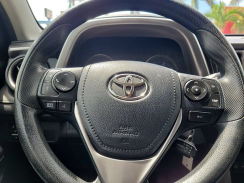 Used 2018 Toyota RAV4 LE FWD image 20