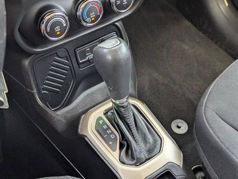 Used 2015 Jeep Renegade Latitude FWD image 29