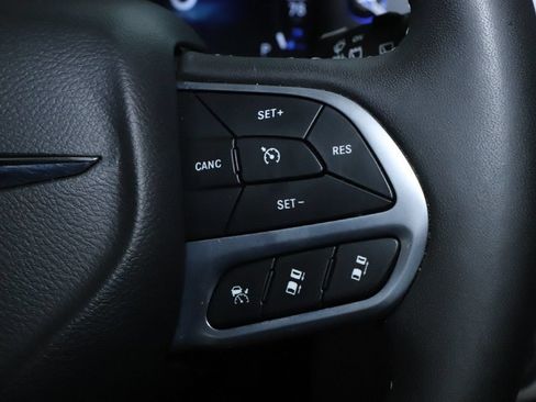 Used 2024 Chrysler Pacifica Limited FWD image 22