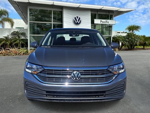 Used 2023 Volkswagen Jetta SE w/ Panoramic Sunroof Package image 2