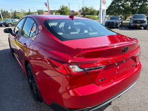 Used 2025 Toyota Camry SE FWD image 5