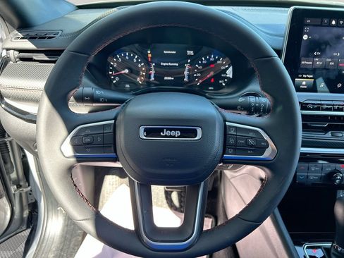 Used 2025 Jeep Compass Trailhawk AWD/4WD image 30