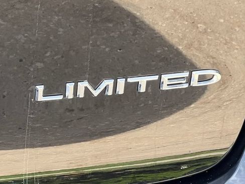 Used 2024 Chrysler Pacifica Limited FWD image 2