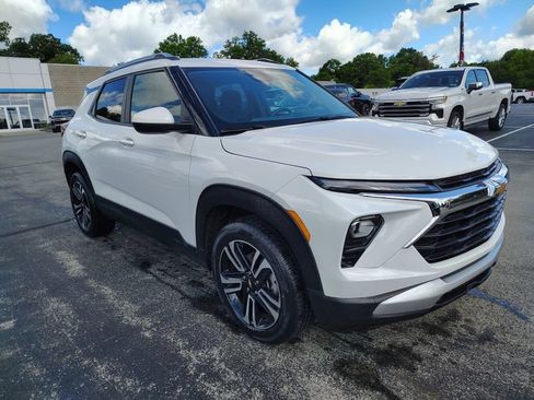 Used 2024 Chevrolet TrailBlazer LT w/ LT Cold Weather Package AWD/4WD image 3