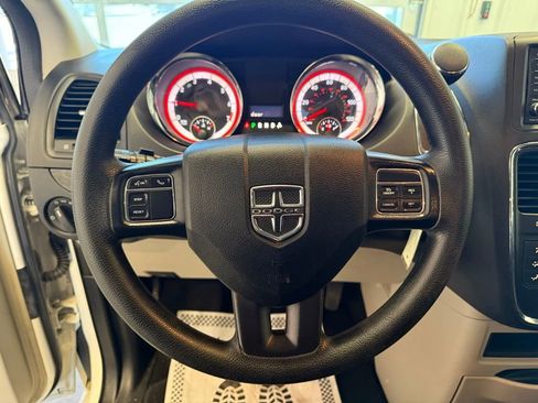 Used 2018 Dodge Grand Caravan SE w/ UConnect Hands-Free Group image 21