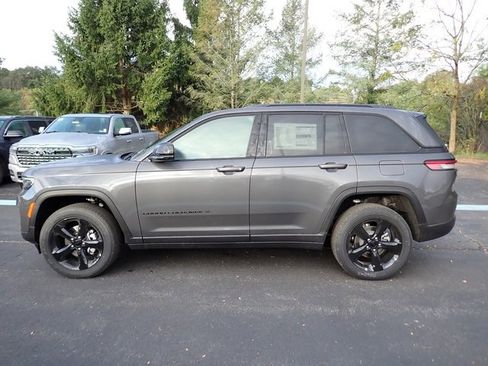 New 2025 Jeep Grand Cherokee Altitude image 2