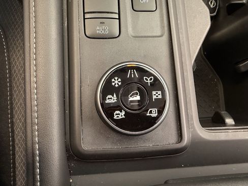 Used 2024 Nissan Pathfinder S image 25