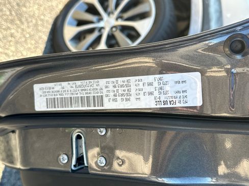 Used 2019 Jeep Cherokee Overland w/ Technology Group image 36