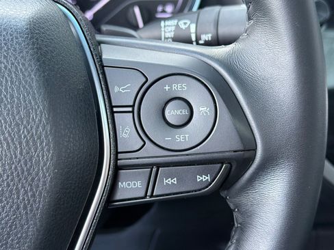 Used 2020 Toyota Camry SE w/ Sunroof Package image 30