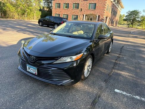 Used 2019 Toyota Camry XLE FWD image 6