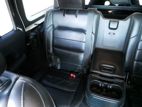 Used 2018 Jeep Wrangler Unlimited Sahara AWD/4WD image 12