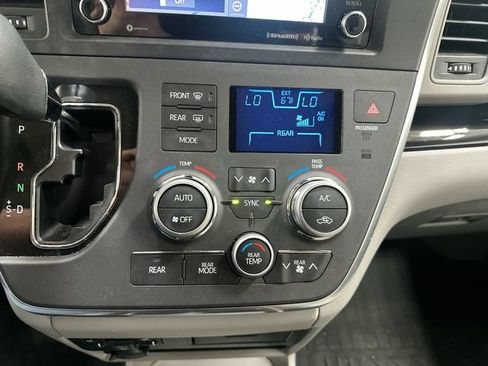 Used 2019 Toyota Sienna XLE w/ XLE Navigation Package FWD image 18
