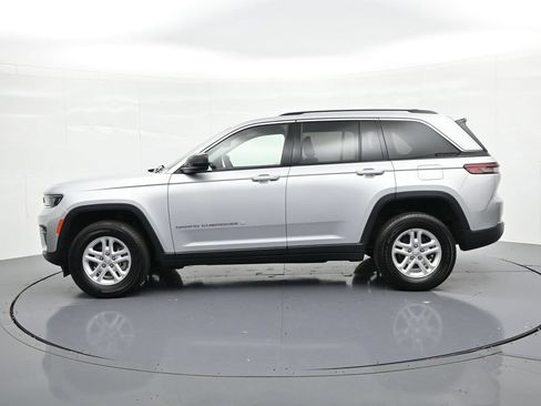 Used 2023 Jeep Grand Cherokee Laredo w/ Luxury Tech Group I AWD/4WD image 9