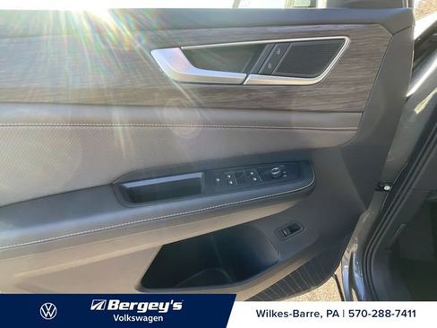 Used 2024 Volkswagen Atlas SEL AWD/4WD image 4