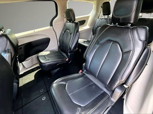 Used 2023 Chrysler Pacifica Touring-L FWD image 22
