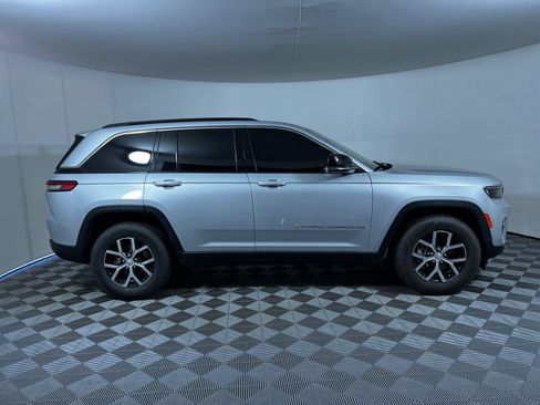 Used 2024 Jeep Grand Cherokee Limited RWD image 4