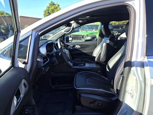 New 2026 Chrysler Pacifica Limited image 11