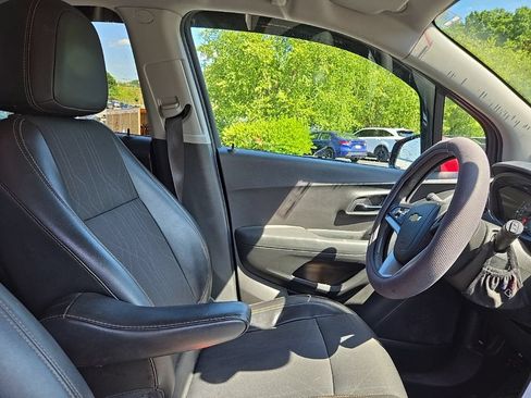 Used 2018 Chevrolet Trax LT w/ LT Convenience Package AWD/4WD image 30