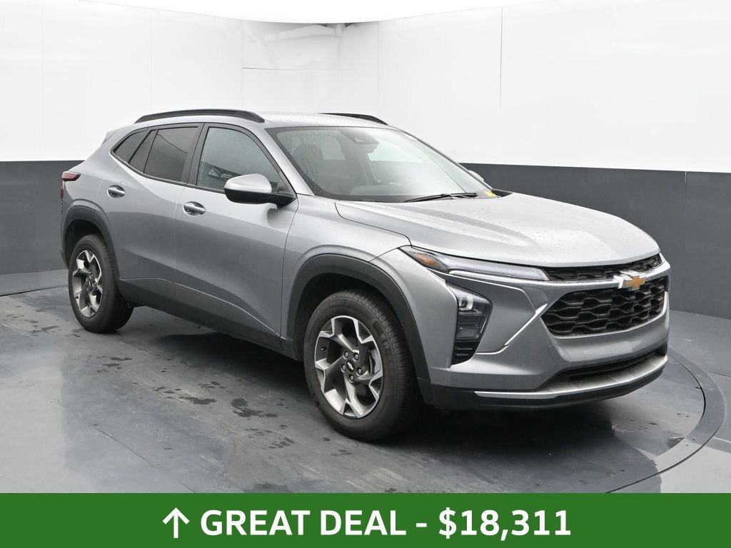 Used 2025 Chevrolet Trax LT FWD image 7