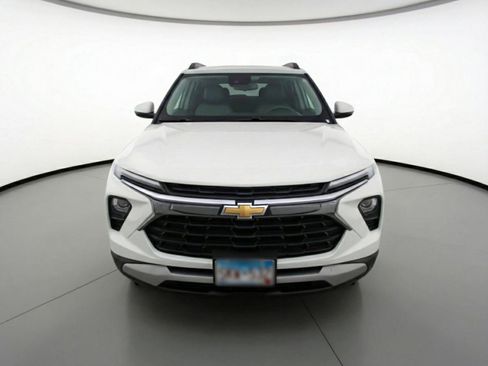 Used 2025 Chevrolet TrailBlazer LT FWD image 2
