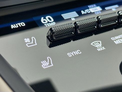 Certified 2025 Porsche Macan Electric image 23